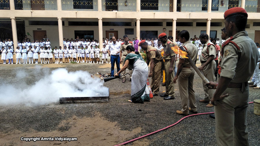 Xxx B F School Garls Odisha - Demonstration of Fire Safety Measures - Think Smart, Be Safe - Amrita  Vidyalayams | Odisha